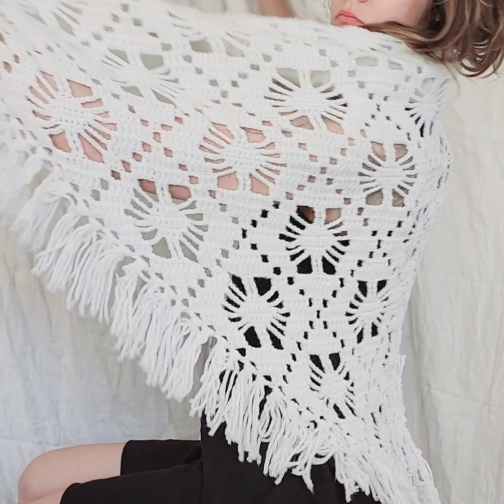 white cottagecore granny shawl, Vintage 1970 handmade fringe crochet shrug scarf - Picture 15 of 16
